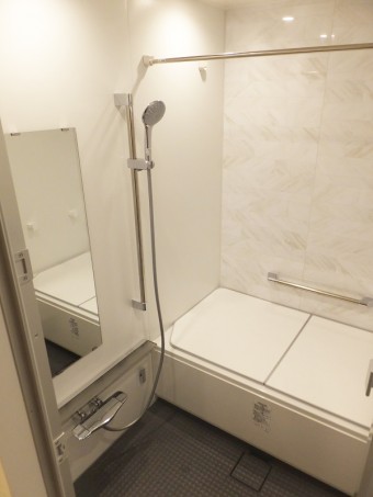 広々とした浴槽と壁のアクセントで、癒しの空間に 広々とした浴槽と壁のアクセントで、癒しの空間に